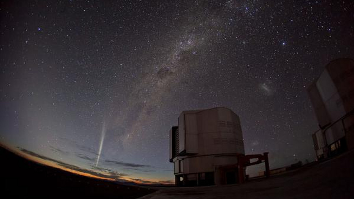 Publikowane są kolejne fotografie komety Lovejoy, która niespodziewanie stała się prawdziwym obserwacyjnym hitem ostatnich tygodni bieżącego roku. Jedno z najnowszych zdjęć C/2011 W3 zostało wykonanych w chilijskim obserwatorium Paranal należącym do Europejskiego Obserwatorium Południowego.