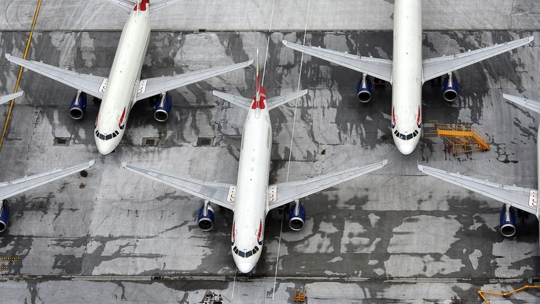 Samoloty British Airways zostały uziemione na płycie londyńskiego lotniska Heathrow podczas strajku personelu latającego. Protest został zorganizowany przez związek zawodowy reprezentujący 90 proc. załogi liczącej 1200 osób. Związkowcy protestowali przeciwko przyjętemu przez linie programowi oszczędnościowemu, który zakładał m.in. zamrożenie płac oraz zmniejszenie personelu obsługującego długodystansowe rejsy. fot: Simon Dawson/Bloomberg