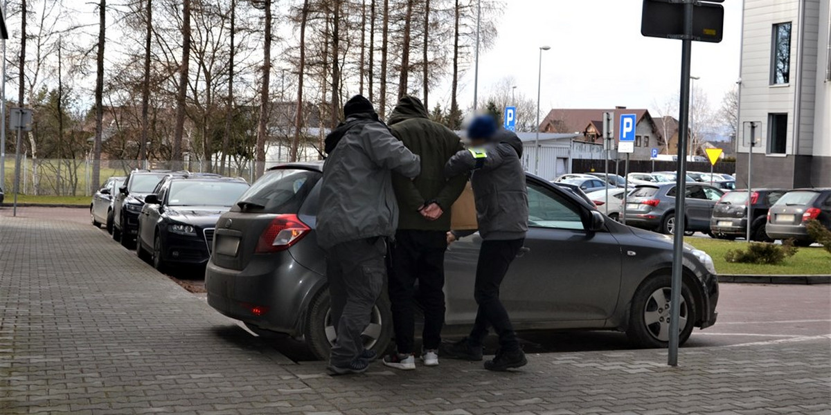 Sądeccy policjanci, wsparci przez śląskich mundurowych ustalili i zatrzymali na terenie Bielska-Białej mężczyznę, który w grudniu ub.r. usiłował wyłudzić pieniądze od 98-letniej mieszkanki Nowego Sącza.