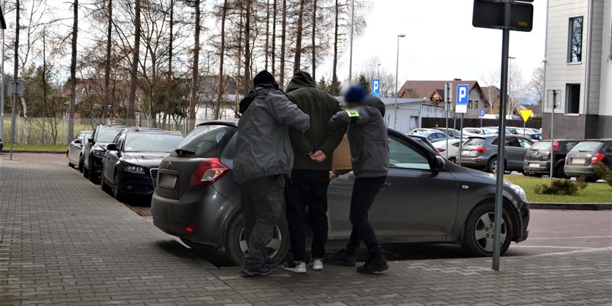 Sądeccy policjanci, wsparci przez śląskich mundurowych ustalili i zatrzymali na terenie Bielska-Białej mężczyznę, który w grudniu ub.r. usiłował wyłudzić pieniądze od 98-letniej mieszkanki Nowego Sącza.