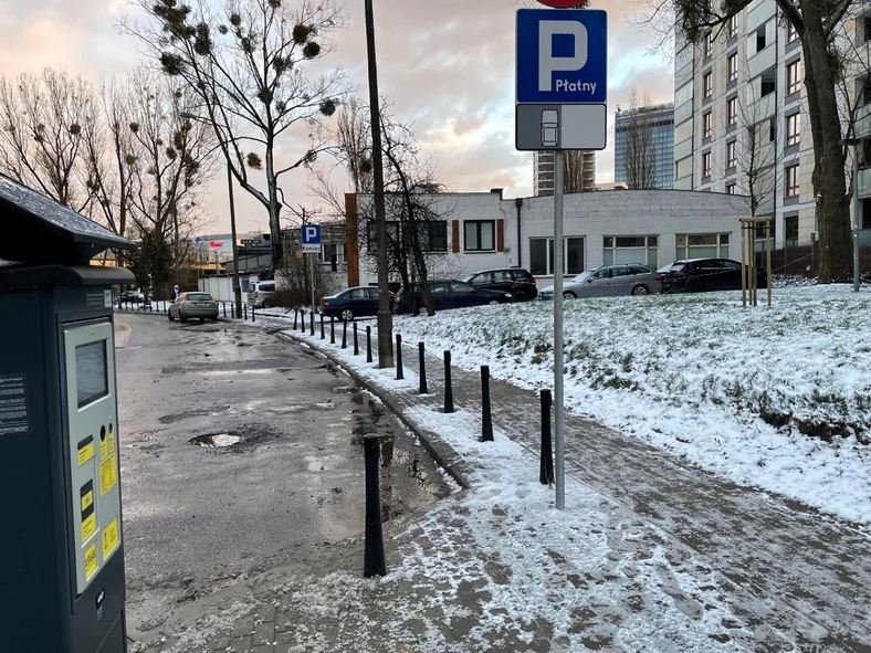 Pusty legalny parking na Żoliborzu i tłoczno tuż za znakiem o końcu parkingu