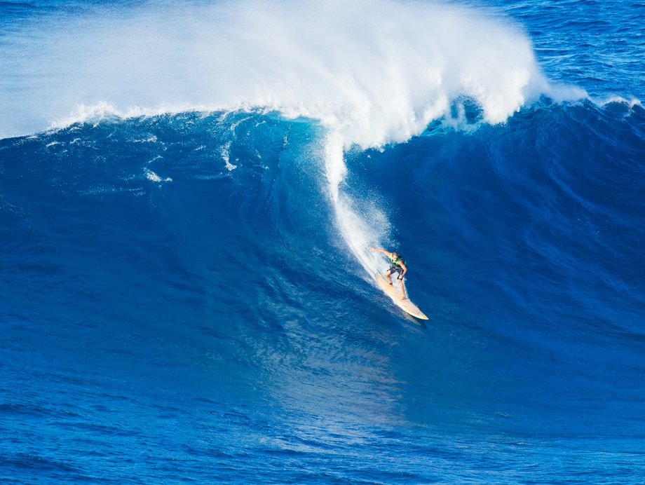 Surfuj na Maui, wśród potężnych fal zwanych szczękami (Jaws). To miejsce od wielu lat jest swoistą mekką surferów z całego świata. Nic dziwnego, fale dochodzą tu nawet do 36 metrów!