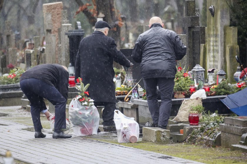 Święta Jarosława Kaczyńskiego zaczynają się na cmentarzu