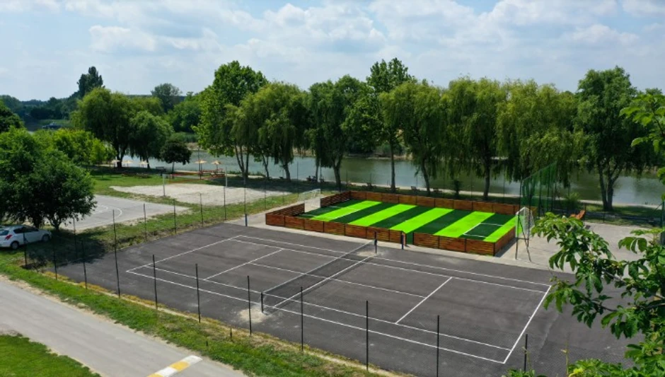 Tu je i nova rasveta, ležaljke, suncobrani