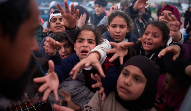Raseljena lica čekaju da dobiju doniranu hranu nakon što su pobegli od izraelskog bombardovanja u južnom Libanu, u Bejrutu