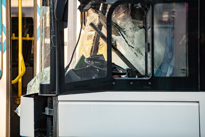 Wypadek w Szczecinie. Autobus zderzył się z tramwajem. Są ranni