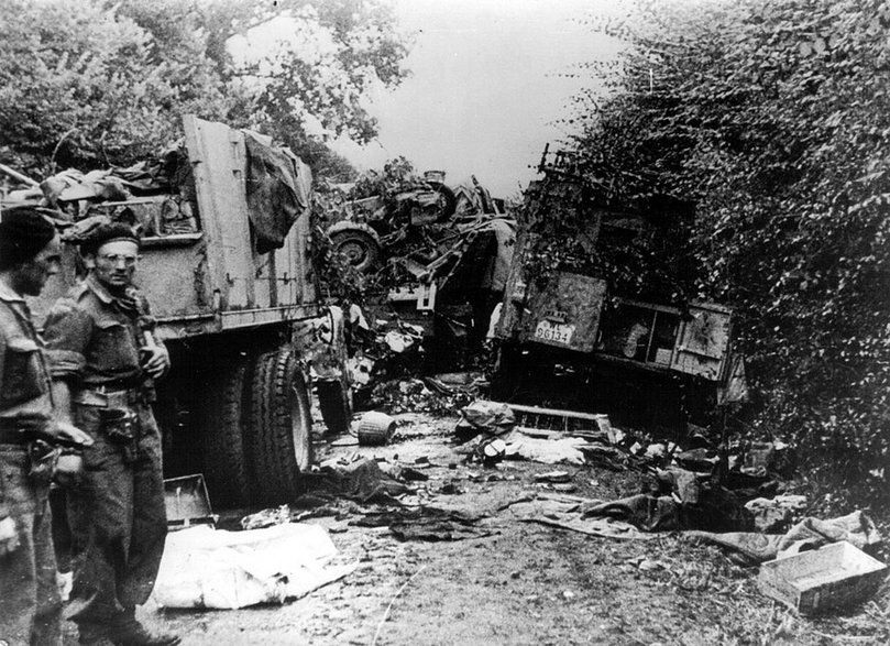 Oficerowie 1 Dywizji Pancernej oglądają zniszczoną niemiecką kolumnę w kotle Falaise