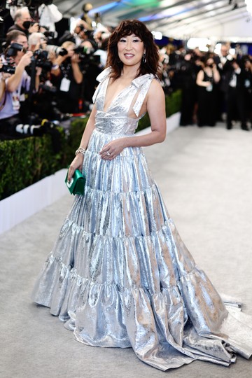 Sandra Oh Carolina Herrera ruhában