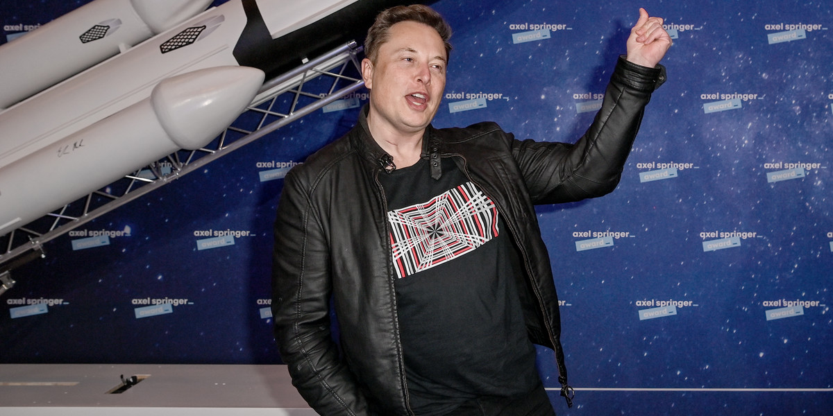 Elon Musk w ostatnich dniach sporo namieszał na rynku kryptowalut. Jego Tesla, kupując bitcoiny, podbiła kurs BTC, a on sam - publikacjami na Twitterze - spowodował wystrzał w górę kursu Dogecoina. 