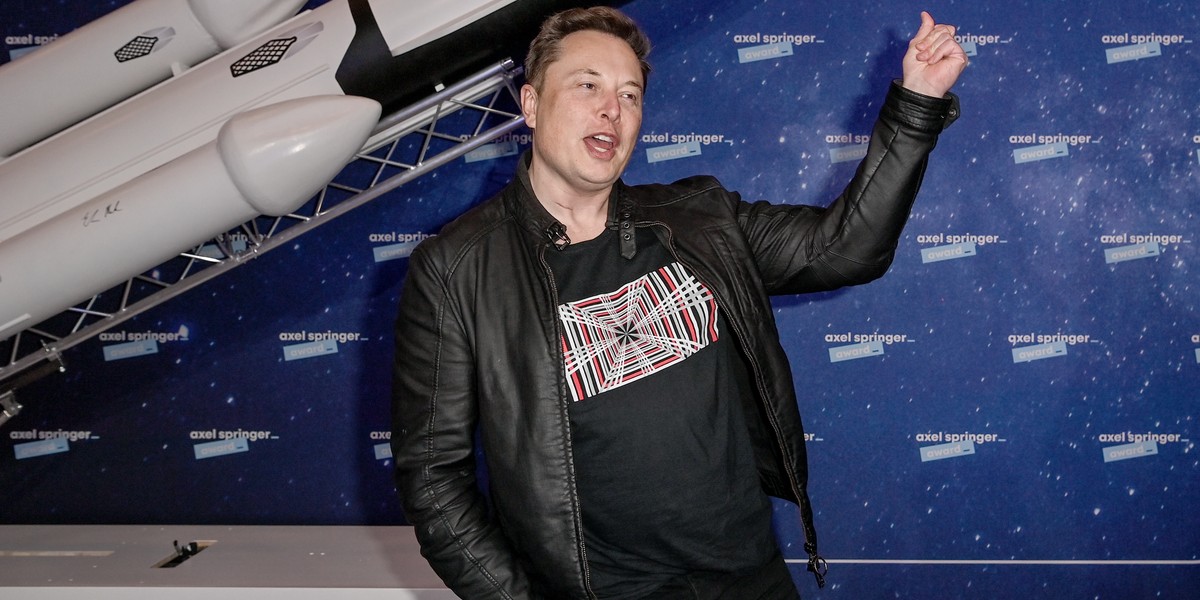 Elon Musk w ostatnich dniach sporo namieszał na rynku kryptowalut. Jego Tesla, kupując bitcoiny, podbiła kurs BTC, a on sam - publikacjami na Twitterze - spowodował wystrzał w górę kursu Dogecoina. 