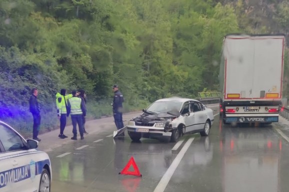 "KRVAVI MUŠKARAC JE STAJAO PORED AUTOMOBILA" Nesreća kod Brodareva, auto se ZAKUCAO u prikolicu kamiona (FOTO)