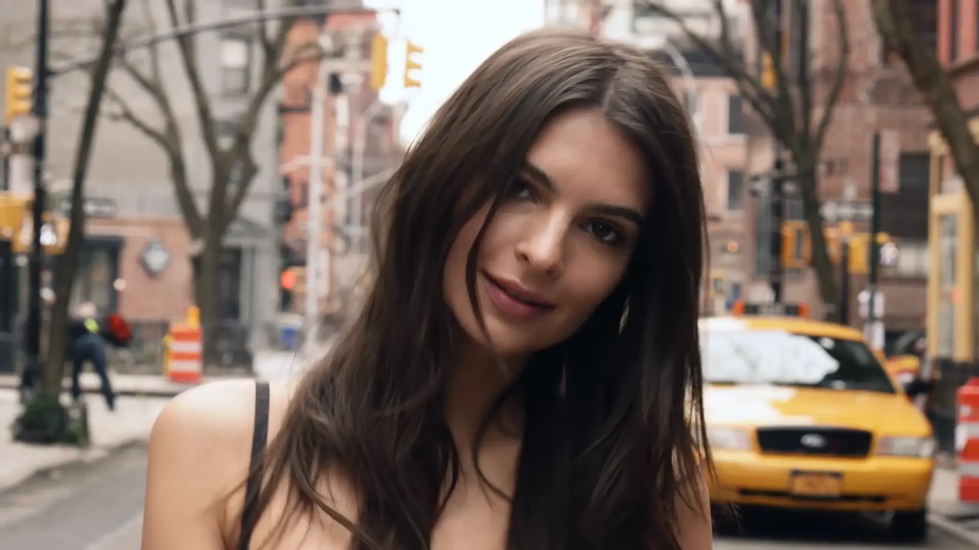 Emily Ratajkowski i jej seksowny spacer. Zobacz reklamówkę bielizny DKNY