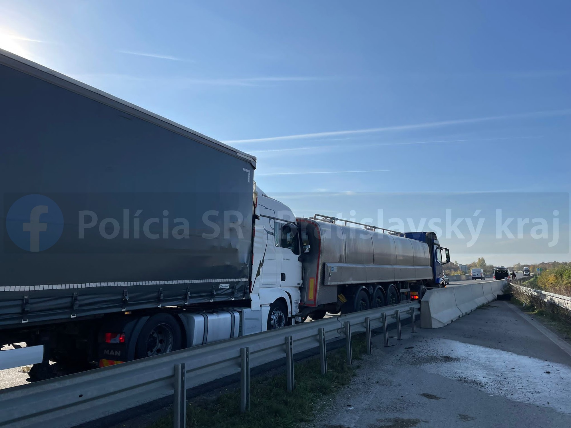 Na D1 pri Blatnom sa zrazili tri nákladné vozidlá.