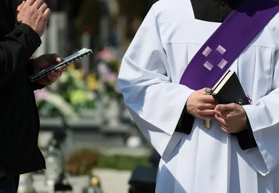 Pijany ksiądz żegnał noworodka. "Bełkotał, wezwaliśmy policję"