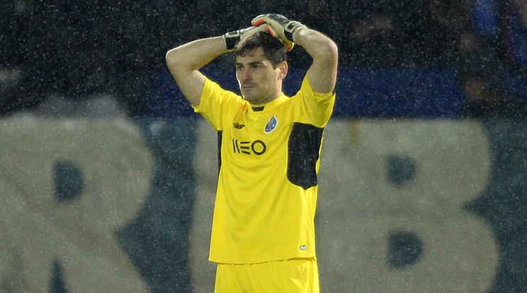 Foghatja a fejét Casillas /Fotó: AFP