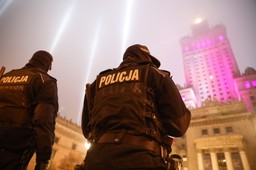 Skromny sylwester w Warszawie. Garstki osób na Starówce, pod domem Kaczyńskiego też nie było tłumów