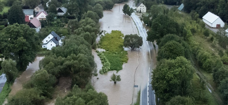 Dramatyczna noc w Kłodzku. Woda wdziera się do kamienic