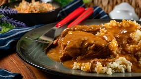 Pyszny obiad na niedzielę. Podajemy przepis, Ty gotujesz. Mięciutka karkówka w sosie