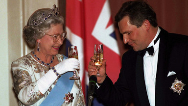 Z kim Elżbieta II wypiła szampana, a komu uścisnęła dłoń? Znani Polacy, którzy poznali monarchinię