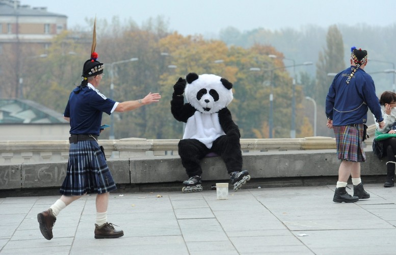 Szkoccy kibice piłki w tradycyjnych kiltach przed meczem Polska-Szkocja spędzają czas na Starym Mieście w Warszawie