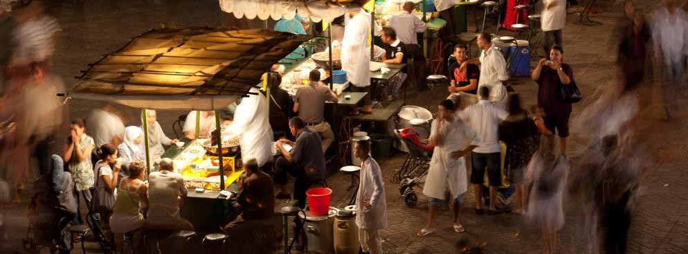 Członkowie VitualTourist zapewniają, że najlepsze marokańskie uliczne jedzenie znajdziemy na głównym placu w Marrakeszu – Djemaa el Fna. Specjalnością tamtejszej kuchni jest pieczona jagnięcina z kaszą kuskus.