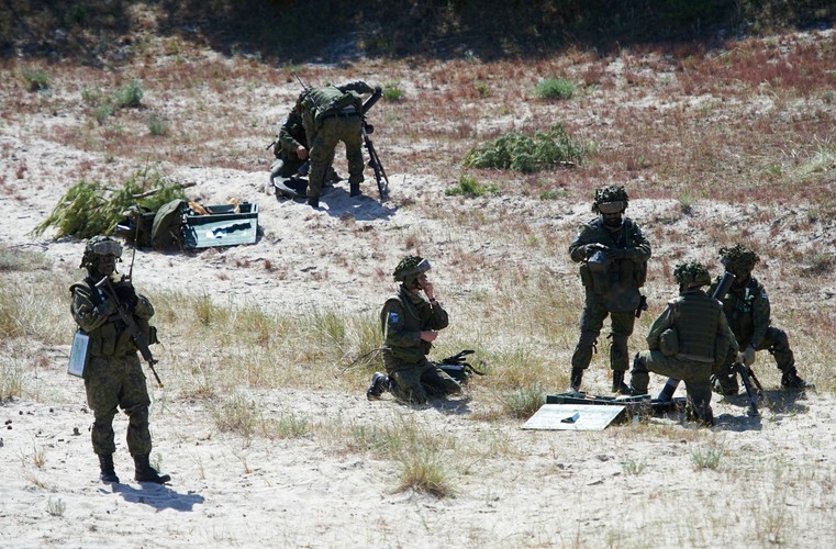 Żołnierze na poligonie podczas fazy lądowej międzynarodowych ćwiczeń Baltops 2015  (aw/cat) PAP/Adam Warżawa <br><br>fot.  (aw/cat) PAP/Adam Warżawa