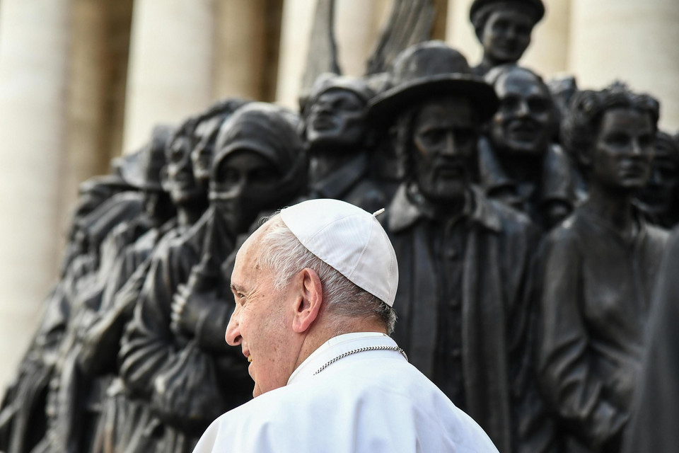 Rzeźba przedstawiającą tratwę z migrantami odsłonięta w Watykanie