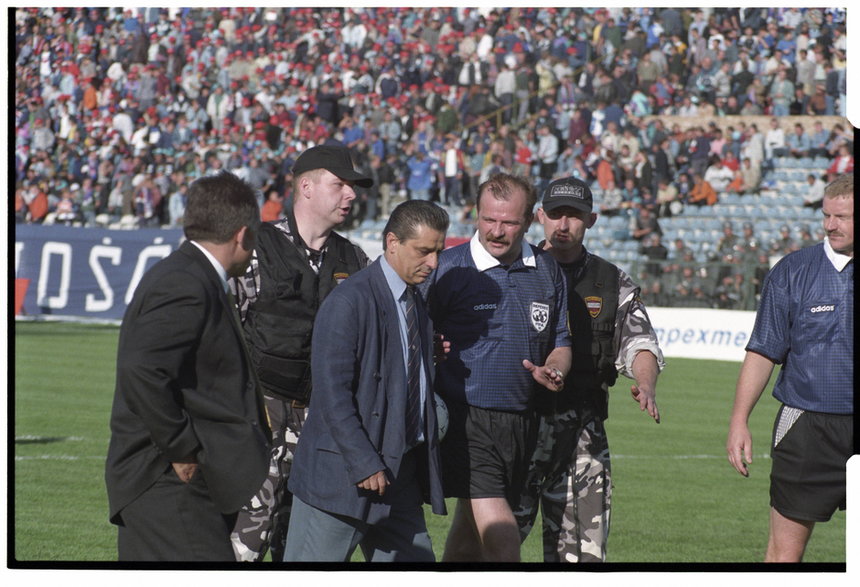 1998 r., finał Pucharu Polski pomiędzy Amicą i Aluminium Konin. Sędzia Marek Kowalczyk w asyście ochroniarzy.