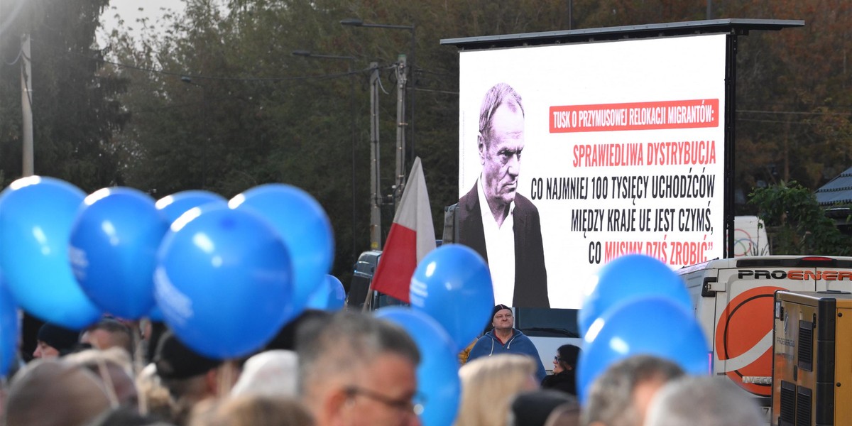 Debata TVP. Tłumy przed studiem. W powietrzu czuć ogromne emocje.