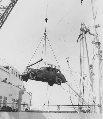 Wyładunek samochodów  / 'Przedwojenne Wybrzeże. Najpiękniejsze fotografie'