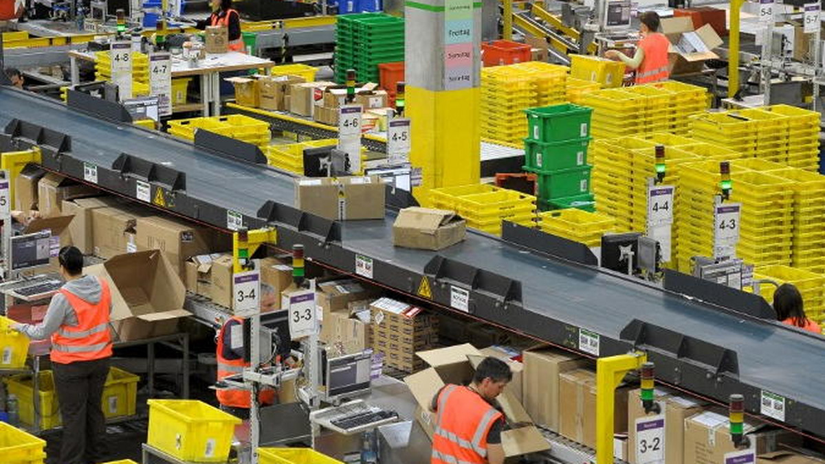 Od grudnia w centrach realizacji zamówień firmy Amazon zmarło dwóch pracowników — podał amerykański Departament Pracy. Rodzi to pytania o bezpieczeństwo pracy w magazynach, skąd wysyłane są przesyłki do klientów.
