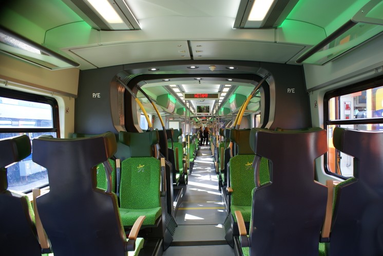 To wnętrze pociągu Impuls, który 29 sierpnia pobił rekord prędkości taboru polskiej produkcji, rozpędzając się na Centralnej Magistrali Kolejowej do 225,2 km/h. Koleje Mazowieckie zamówiły w nowosądeckim Newagu 12 takich pięcioczłonowych składów. W środku znajduje się 206 miejsc siedzących i 325 stojących. Jest klimatyzacja, system informacji pasażerskiej i wi-fi, którego wciąż nie ma w pociągach Pendolino PKP Intercity.<br><br>Zakup pochłonie 257 mln zł, z czego 82 mln zł dokłada Bruksela. Impuls to jeden z głównych produktów Newagu. Jeżdżą w różnych wersjach m.in. w SKM Warszawa, Przewozach Regionalnych i Kolejach Śląskich.