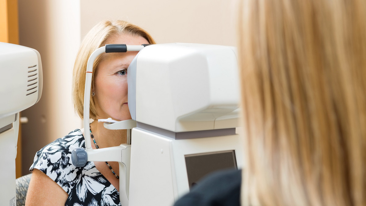 <strong>Akomodacja oka</strong>, czyli nastawność oka, to zdolność dostosowania oka do obserwowania przedmiotów znajdujących się w różnej odległości od osoby oglądającej. W przypadku <strong>akomodacji</strong> chodzi o odpowiedni dobór ostrości widzenia. 