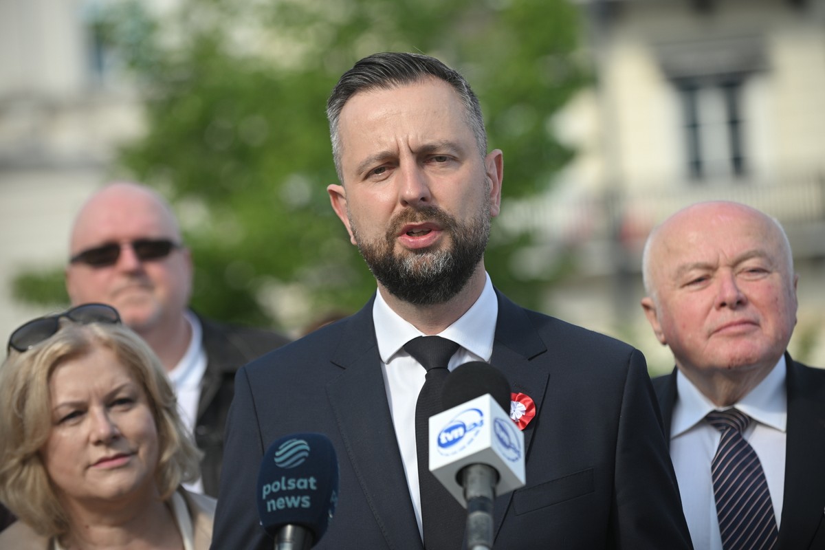 Warszawa, 03.05.2025. Wicepremier, minister obrony narodowej Władysław Kosiniak-Kamysz (C) podczas wypowiedzi dla mediów po złożeniu wieńca pod pomnikiem Wincentego Witosa w Warszawie, 3 bm. w ramach uroczystości z okazji Święta Narodowego Trzeciego Maja