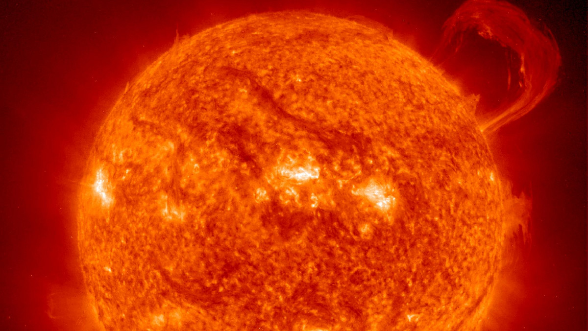 Na powierzchni Słońca rozbudował się spory obszar o dużej aktywności, który może popisać się dużymi rozbłyskami - informuje serwis SpaceWeather.com.