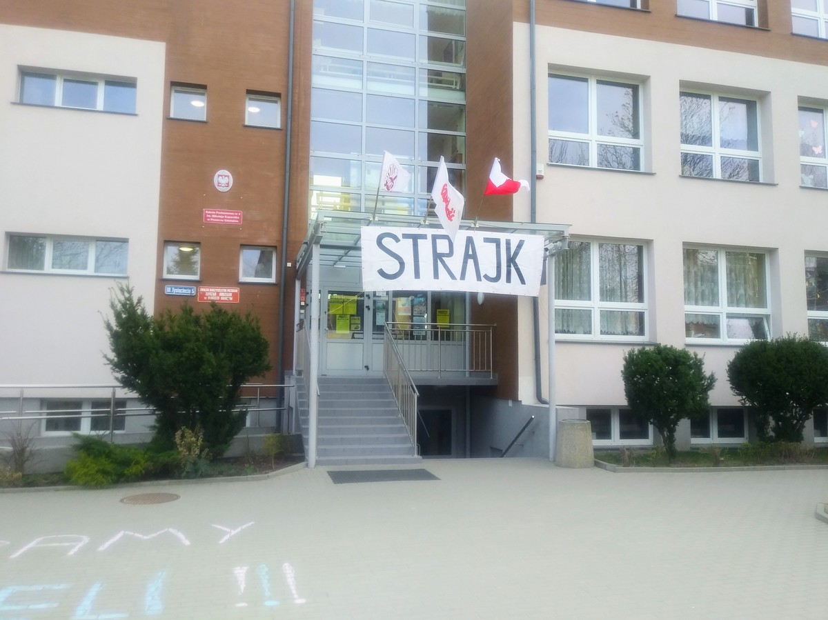 Nauczyciele grożą strajkiem 1 września. "Niedługo woźne będą zarabiały więcej"