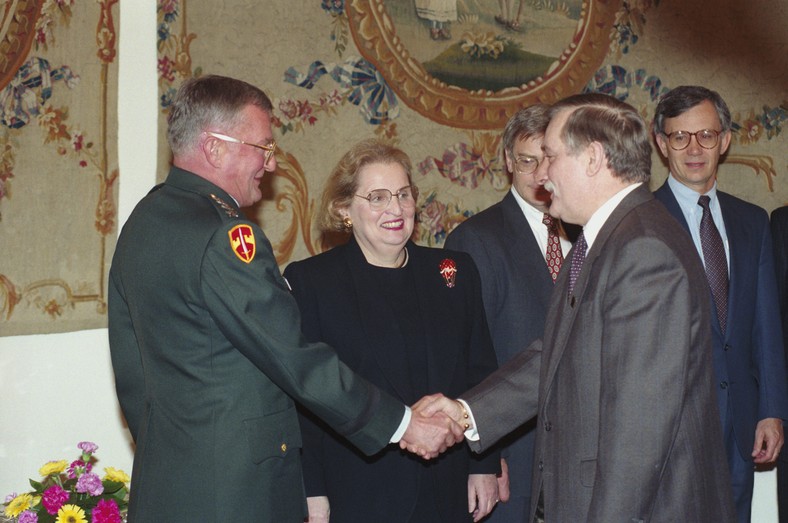 Warszawa 07.01.1994. Spotkanie Prezydenta RP Lecha Wałęsy z wysłannikami prezydenta Stanów Zjednoczonych Billa Clintona w Belwederze. Nz. m.in. generał John Shalikashvili (L), Madeleine Albright (2L), Prezydent RP Lech Wałęsa (3L)