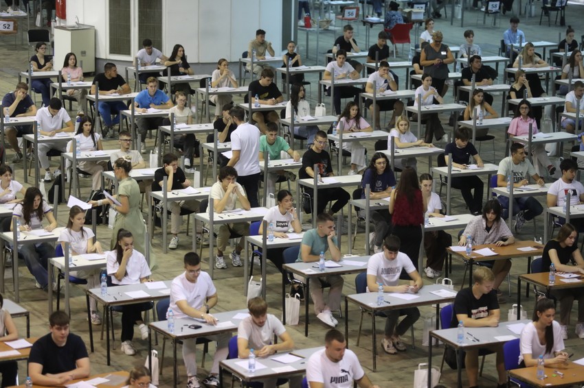 Neki fakulteti zbog toga su prijemne održali van fakulteta u halama Beogradskog sajma.