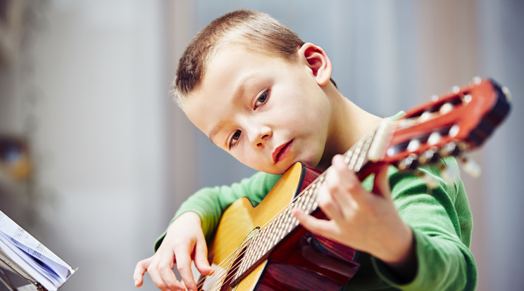 Azok a gyerekek, akik megtanulnak játszani egy hangszeren, ügye-sebbé, okosabbá, kitartóbbá válnak /Fotó: Shutterstock