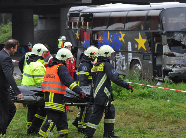 Dwie osoby z rozbitego autokaru będą operowane