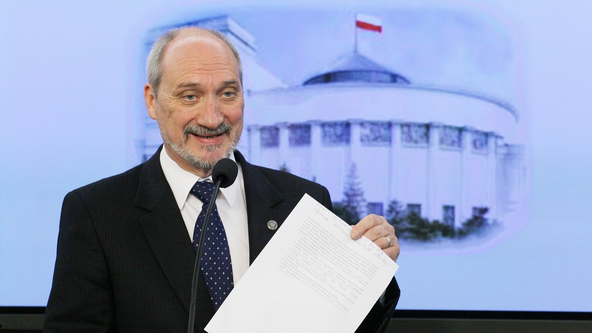 Poseł Antoni Macierewicz (PiS) oświadczył, że w opublikowanym dzisiaj protokole z prac komisji Jerzego Millera "nie ma podstawowych materiałów źródłowych", które są niezbędne do dokonania "solidnej, uczciwej analizy" wydarzeń z 10 kwietnia 2010 r.