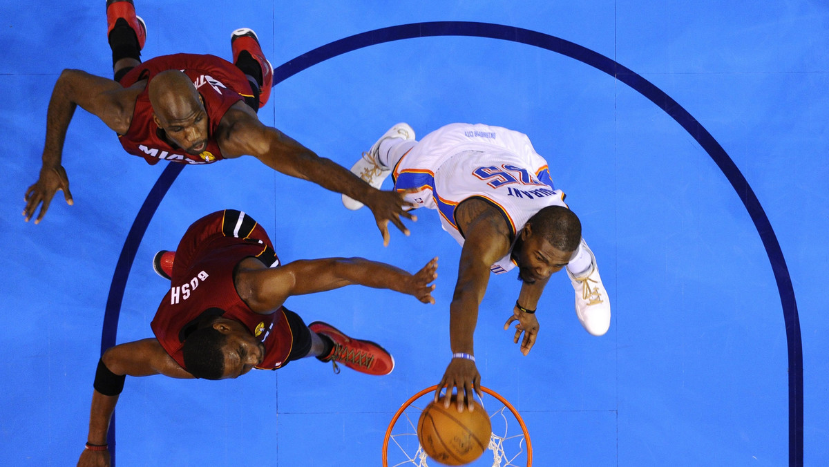 Kevin Durant zdobył w ostatniej kwarcie aż 17 punktów i poprowadził Thunder do zwycięstwa nad Miami Heat w pierwszym meczu finałów NBA. W całym spotkaniu lider ekipy z Oklahoma City rzucił 36 punktów, a gospodarze wtorkowego starcia zwyciężyli 105:94.