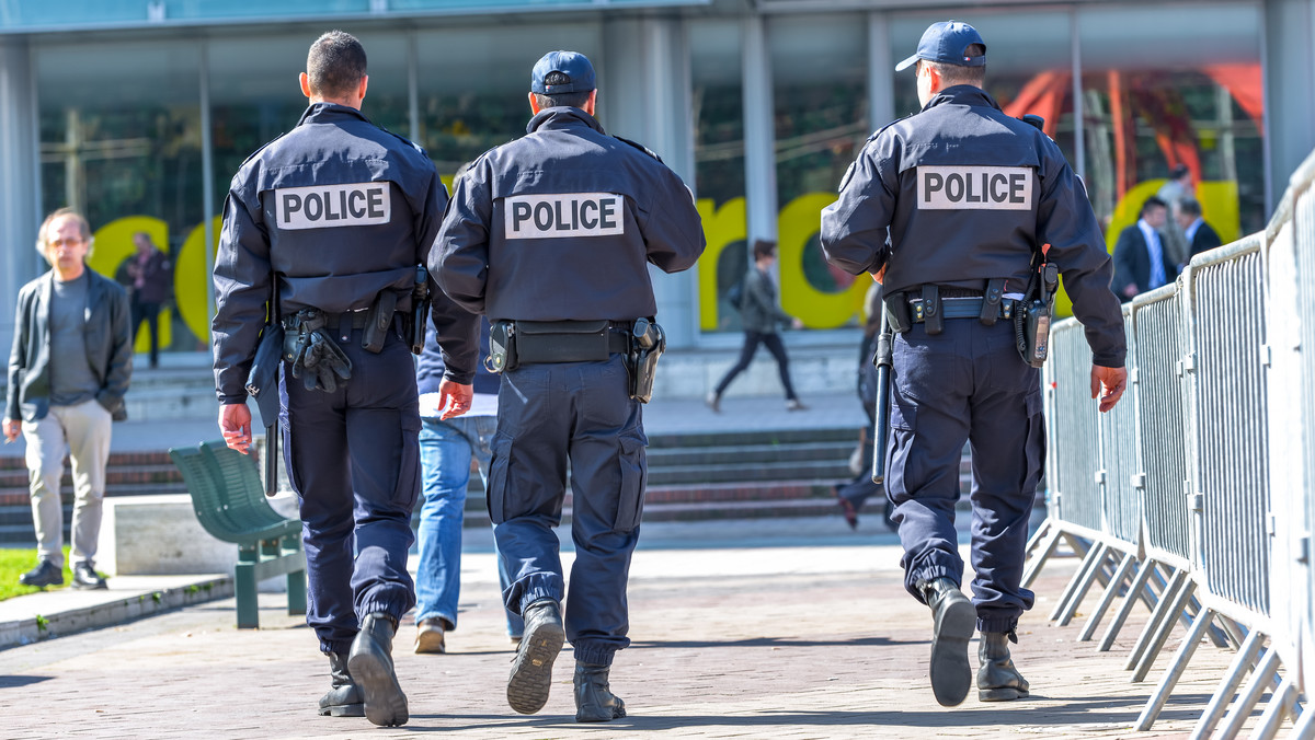 Alarm terrorystyczny w Paryżu po tym, jak kobieta groziła, że się wysadzi. Policja ją postrzeliła 