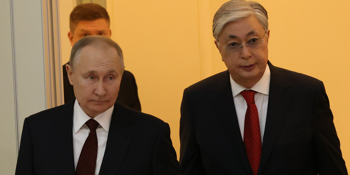 Prezydent Rosji Władimir Putin (z lewej) i prezydent Kazachstanu Kasym-Żomart Tokajew (z prawej)