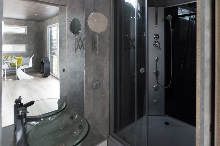 Wnętrze 25-metrowego M2 do złożenia z paczki