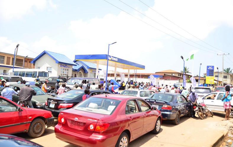 Enyo storms Akure and rewards indigenes with free fuel. (Enyo) 