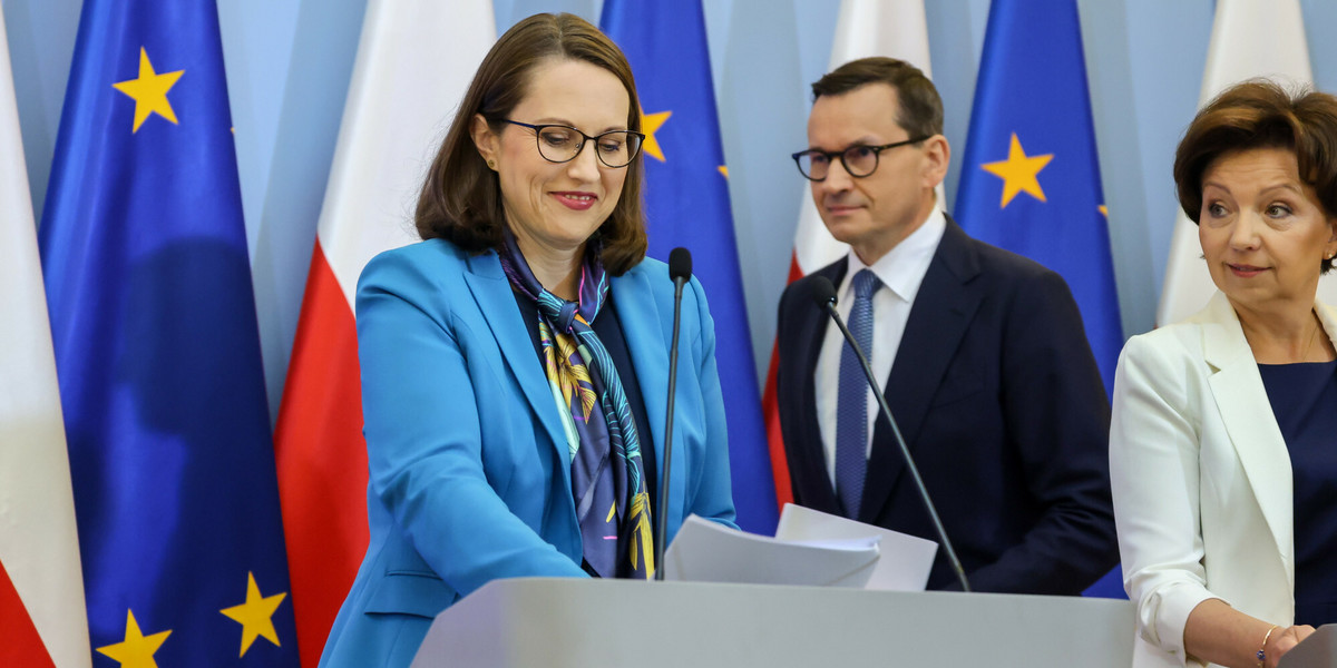 Minister finansów Magdalena Rzeczkowska. W tle premier Mateusz Morawiecki.
