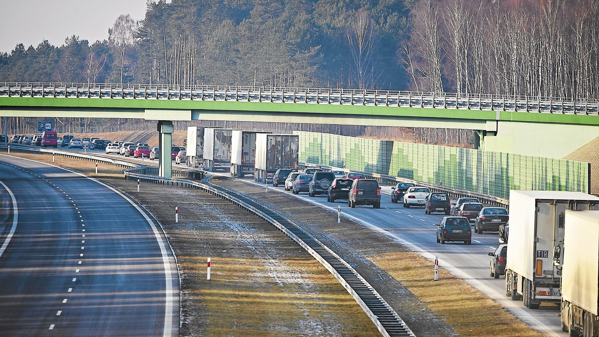 W Krasnem k. Rzeszowa, na odremontowanej w ubiegłym roku drodze krajowej nr 4 zaczynają wypadać dziury. Bliżej Łańcuta rozsypują się betonowe bariery oddzielające pasy ruchu. - Skandal! Ciekawe, kto zapłaci za naprawy - grzmią kierowc - donosi portal nowiny24.pl.