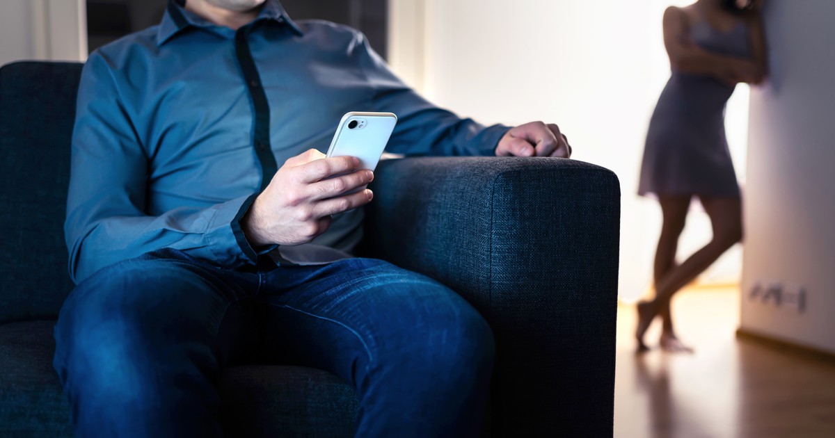 "Narzeczony zabierał telefon choćby do toalety". To zjawisko coraz częściej rozbija związki