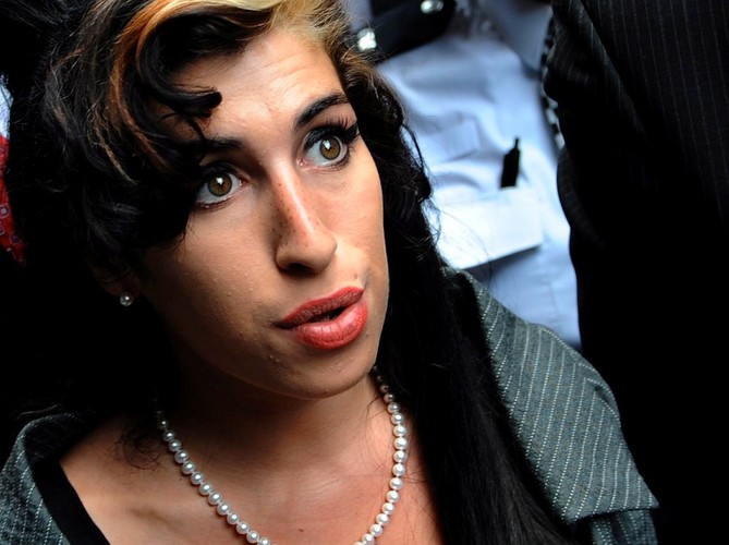 Amy Winehouse wychodzi z sądu, gdzie tłumaczyła się z ataku na fankę, która na charytatywnym przyjęciu chciała sobie zrobić zdjęcie z gwiazdą – lipiec 2009
